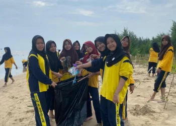Rayakan HUT ke-14, SMP Islam An-Nawawiyyah Rembang gelar aksi tanam pohon bakau dan bersih pantai di Kawasan Hutan Mangrove Desa Pasar Banggi.