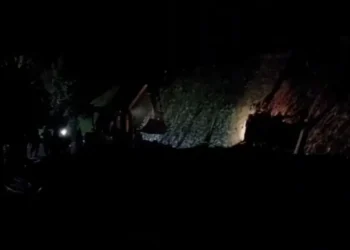 Tebing setinggi 15 meter ambrol dan lumpuhkan jalur Cikalong menuju Pangalengan, Kabupaten Bandung.