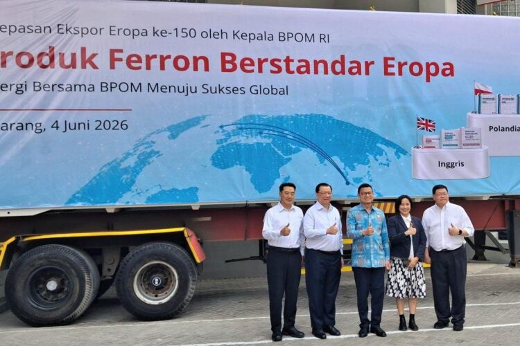 BPOM Lepas Ekspor Ke-150 PT Ferron Par ke Eropa, Industri Farmasi RI Makin Mendunia 1 Kepala BPOM Taruna Ikrar (tiga dari kiri), Direktur PT Ferron Par
Pharmaceuticals (paling kiri) dalam pelepasan ekspor ke eropa ke-150 produk obat
diabetes menuju Inggris, Belanda, dan Polandia di Cikarang, Jawa Barat, Kamis
(4/6/2026). ANTARA/LINGKAR NETWORK.