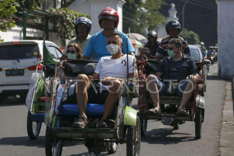 Tren Positif Pariwisata DIY, Kunjungan Wisman Lewat YIA Capai 8.689 Orang 1 Wisatawan mancanegara menaiki becak di kawasan Kraton Yogyakarta, DI Yogyakarta,
Rabu (10/7/2019) (ANTARA FOTO/LINGKAR NETWORK)