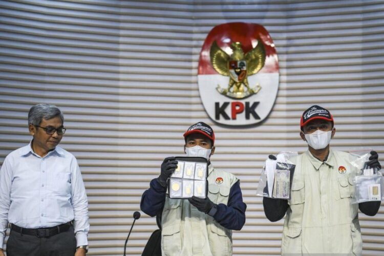 KPK: Pemerasan Imigrasi Berjalan Sistemis dari Pusat hingga Daerah 1 Ketua KPK Setyo Budiyanto (kiri) melihat petugas menampilkan barang bukti saat
konferensi pers tindak pidana korupsi Ditjen Imigrasi di Gedung Merah Putih KPK,
Jakarta, Kamis (4/6/2026). ANTARA FOTO/LINGKAR NETWORK