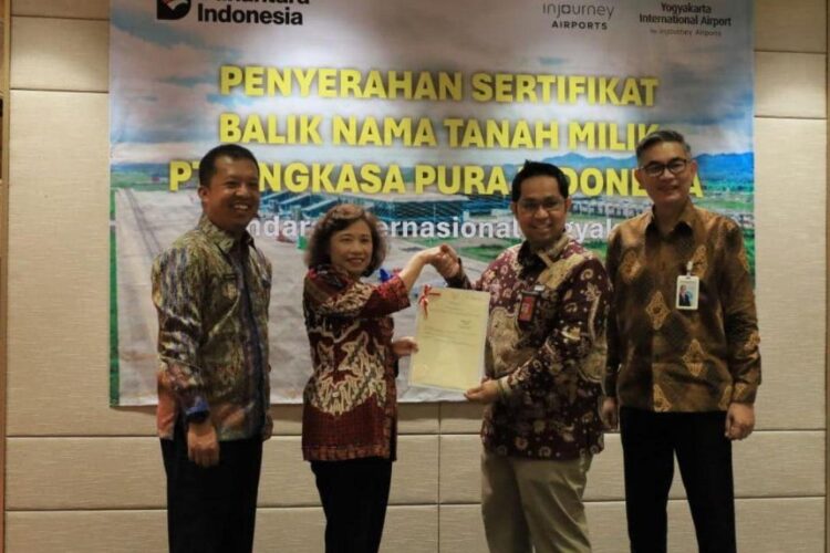 Pertama di Indonesia, Bandara YIA Selesaikan Sertifikat Lahan dengan BPHTB Nol Rupiah 1 Penyeragan sertifikat Bandara Internasional Yogyakarta di Kabupaten Kulon Progo.
(ANTARA/LINGKAR NETWORK)