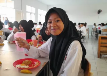 Kisah haru Aqilla, siswi SRMP 12 Pati yang dulu rela menahan lapar demi keluarga, kini mendapatkan kecukupan gizi dan fasilitas pendidikan gratis dari negara.