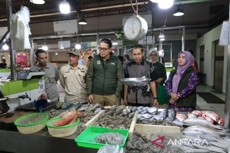 Pengawasan Pangan Tangerang Diperkuat dengan Pojok Uji Gratis di 21 Pasar 1 Deputi Bidang Penganekaragaman Konsumsi dan Keamanan Pangan Bapanas Andriko Noto Susanto (ketiga dari kanan) didampingi Kepala DKP Kota Tangerang Muhdorun (kedua dari kanan) saat melakukan supervisi mutu dan keamanan pangan di Fresh Market Green Lake City Cipondoh Kota Tangerang, Kamis. ANTARA/LINGKAR NETWORK.