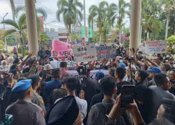Ribuan massa FMJM menggelar aksi damai di DPRD Jember untuk mendukung program-program priotitas Presiden Prabowo, sekaligus meminta evaluasi tata kelola MBG.