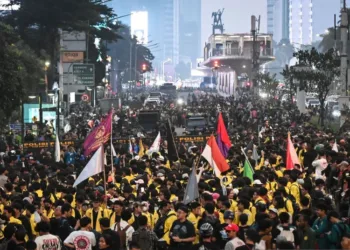 Ribuan mahasiswa yang dimotori BEM UI menggelar aksi demo dengan 5 tuntutan terhadap pemerintahan Prabowo-Gibran.
