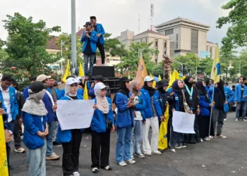 Ratusan mahasiswa PMII Jateng menggelar demo di Kantor Gubernur Jateng, soroti kenaikan BBM, blackout listrik, hingga anggaran Polri.