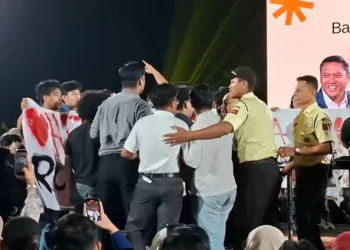 Diskusi publik di GIK UGM berujung ricuh, Budiman Sudjatmiko, Nusron Wahid, dan Sudaryono terpaksa dievakuasi setelah digeruduk massa mahasiswa.