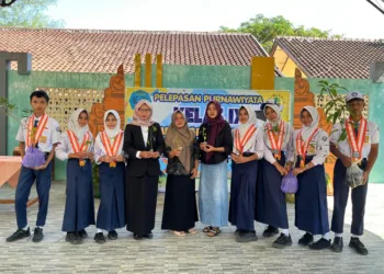 Murid kelas IX dan orang tua bersinergi dalam program Donasi Botani Esperoka 2026 untuk menghijaukan lingkungan sekolah SMPN 2 Kaliori Rembang.