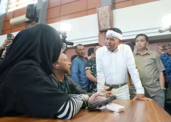Gubernur Jawa Barat Dedi Mulyadi meminta orang tua tidak panik menghadapi SPMB SMA/SMK Jabar 2026 karena masih tersedia seleksi tahap 1 dan tahap 2.