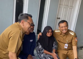 Gubernur Jateng Ahmad Luthfi siapkan anggaran Rp400 juta untuk tanggul darurat guna atasi banjir rob yang merendam Desa Tunggulsari, Tayu, Pati.
