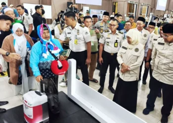 Jemaah haji Debarkasi Surabaya kini tidak perlu antre imigrasi berkat layanan Seamless Corridor berbasis scan iris mata.