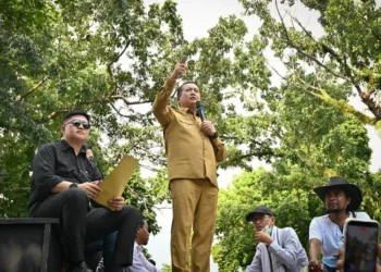 Gubernur NTB Lalu Muhamad Iqbal menemui massa pendukung Program MBG di Mataram dan menekankan pentingnya penyampaian aspirasi secara damai.