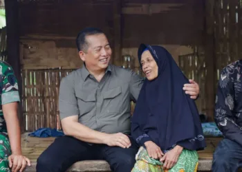 Gubernur NTB Lalu Muhamad Iqbal meninjau Program Desa Berdaya di Lombok Barat sekaligus berkomitmen membenahi akses jalan warga yang rusak berat.