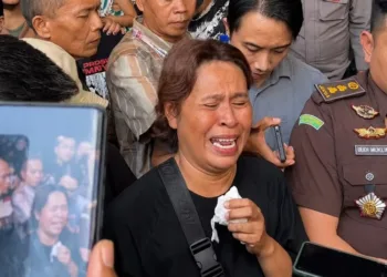 Ibu korban menangis histeris usai terdakwa Radiet Adiansyah divonis 6 tahun penjara atas kasus kematian mahasiswi Unram Ni Made Vaniradya, merasa hukuman terlalu ringan.