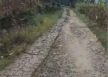 Warga Tompegunung mendesak Pemkab Pati segera memperbaiki jalan penghubung Sukolilo–Kayen yang rusak puluhan tahun.