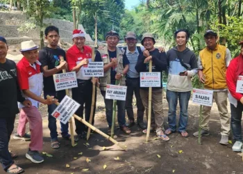 JMSI NTB bersama Perhimpunan INTI menggelar aksi penanaman pohon di Mualan Benyer, Lombok Timur untuk mendukung pelestarian sumber mata air adat.