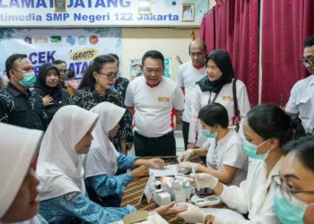 Kepala Staf Kepresidenan Dudung Abdurachman meninjau pelaksanaan Cek Kesehatan Gratis (CKG) di sekolah Jakarta Utara guna mengawal program prioritas nasional.