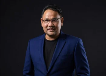 Opini Dr. Teguh Santosa mengupas runtuhnya otoritas kepakaran akibat algoritma media sosial dan tantangan jurnalisme di tengah arus disinformasi.