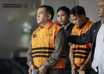 KPK menduga Wamen Imipas Silmy Karim telah menerima aliran uang hasil pemerasan sejak menjabat Dirjen Imigrasi dengan total mencapai ratusan miliar.