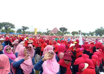 Ribuan lansia menghadiri peringatan HLUN 2026 di Alun-Alun Jember, Pemkab Jember menegaskan komitmen “Gus Bupati Cinta Lansia”.