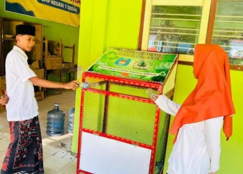 SMP Negeri 1 Sedan Rembang mengintensifkan Gerakan Membuang Botol Plastik pada Loker Khusus sebagai inovasi menuju penghargaan Adiwiyata Nasional.