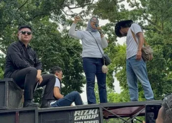 Mantan Ketua DPRD Lombok Barat Nurhidayah berorasi dalam aksi damai di Mataram, menyerukan seluruh masyarakat untuk mendukung dan mengawal Program MBG.