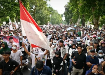 Ribuan warga NTB menggelar aksi damai memadati jalanan Kota Mataram untuk menyuarakan dukungan penuh terhadap keberlanjutan Program MBG.