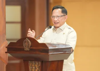 Pemerintah memperpanjang masa transisi aturan batas belanja pegawai 30 persen APBD guna memberi ruang fiskal daerah dalam pembiayaan gaji PPPK.