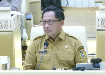 Mendagri Tito Karnavian meminta pemda menghentikan rekrutmen tenaga honorer baru karena akan membebani APBD dan menjadi bom waktu bagi daerah.