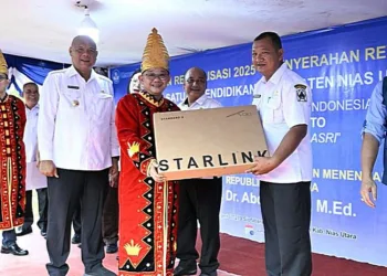 Mendikdasmen Salurkan Starlink ke Sekolah di Nias Utara, Perkuat Akses Pendidikan Wilayah 3T 8 Mendikdasmen Abdul Mu'ti menyalurkan bantuan Starlink dan listrik ke sekolah di Nias Utara untuk memperkuat akses pendidikan di wilayah 3T.