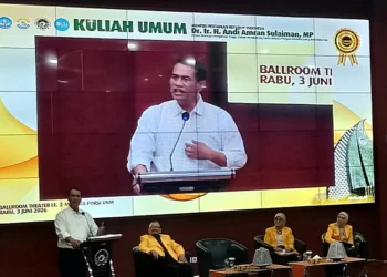 Mentan Andi Amran Sulaiman menyinggung pencopotan Kepala BGN dalam kuliah umum di UNM, menegaskan jabatan hanyalah sementara dan mengibaratkannya sebagai daki.