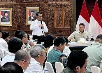 Mentan Andi Amran Sulaiman melaporkan 300 perusahaan sawit ke Satgas Pangan Polri karena belum menaikkan harga TBS sesuai aturan demi melindungi petani.