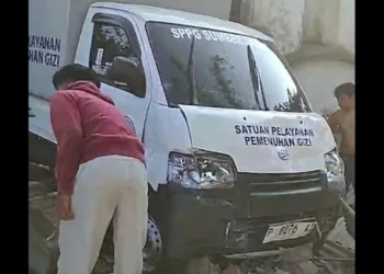 Sebuah mobil distribusi milik SPPG Sumberjambe Jember menabrak tembok pembatas dapur akibat petugas salah menginjak pedal gas saat memanaskan mesin.