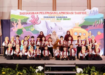 TK Alif Smart Solo menggelar tasyakuran pelepasan dan apresiasi tahfidz 67 siswa dengan tema Sahabat Samudera di Hotel Harris Solo.