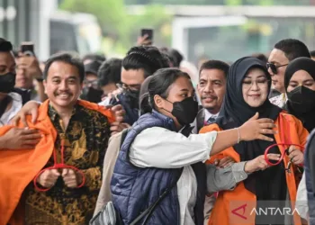 Polda Metro Jaya melimpahkan tersangka dugaan fitnah ijazah palsu Jokowi, Roy Suryo dan dokter Tifa, beserta barang bukti ke Kejari Jaksel.