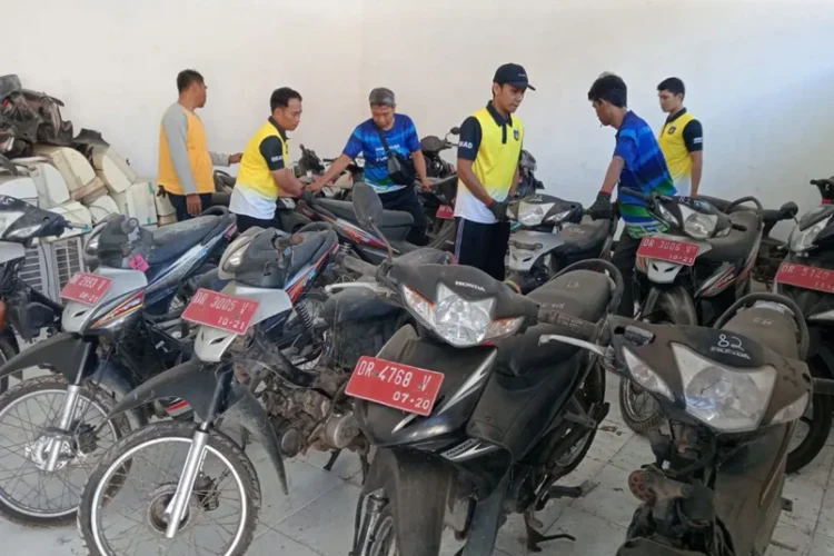 Pemkab Lombok Tengah Lelang Puluhan Eks Kendaraan Dinas secara Online 1 Pemkab Lombok Tengah bekerja sama dengan KPKNL Mataram menggelar lelang puluhan eks kendaraan dinas secara online untuk optimalisasi aset daerah.