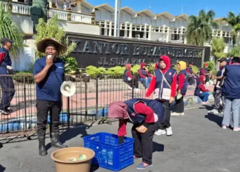 Petani di Jember membagikan 2 kuintal timun gratis kepada warga setelah harga timun di tingkat petani anjlok menjadi Rp1.000 per kilogram.