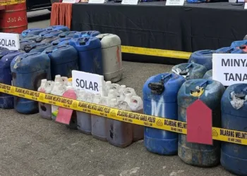 Polda Papua Sita 6.510 Liter BBM Subsidi Ilegal, Rugikan Negara Rp650 Juta 3 Ditreskrimsus Polda Papua menyita 6.510 liter BBM subsidi ilegal jenis solar dan minyak tanah di Jayapura yang merugikan negara Rp650 juta.