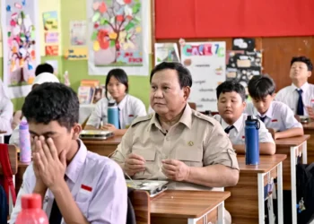 Presiden Prabowo Subianto meninjau pelaksanaan Program MBG di SMPN 111 Jakarta dan menyempatkan diri untuk makan serta bernyanyi bersama para siswa.