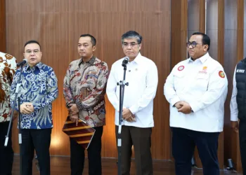 KSPSI mengungkap 55 ribu pekerja terancam PHK akibat mahalnya harga gas industri, satu pabrik keramik di Bekasi sudah tutup dan mem-PHK seluruh karyawannya.
