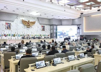 DPRD Jabar mendesak Pemprov segera menuntaskan 835 rekomendasi BPK yang belum selesai, di tengah penurunan PAD sebesar 5,9 persen akibat aturan UU HKPD.