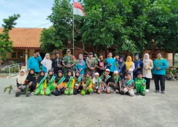 SDN 3 Woro menggelar aksi penanaman pohon bersama Koramil Kragan dan Karang Taruna Desa Woro sebagai upaya penghijauan dan edukasi cinta alam sejak dini.
