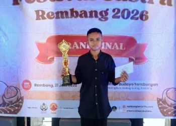 Siswa SMPN 1 Rembang, Ahmad Shodiqin, meraih juara 1 lomba baca puisi di Festival Sastra Rembang 2026 yang diikuti peserta dari Rembang, Pati, dan Blora.