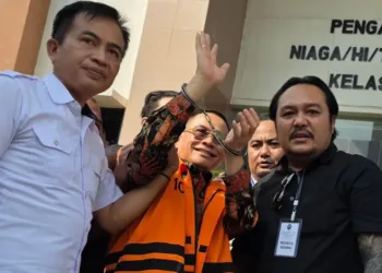 Sekitar 100 personel kepolisian mengamankan sidang perdana Bupati Pati nonaktif Sudewo di Pengadilan Tipikor Semarang yang dipadati oleh massa pendukung Sudewo.