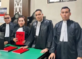 Dalam pleidoi kasus kematian mahasiswi Unram, kuasa hukum Radiet Adiansyah menyoroti ketidakcocokan DNA hasil forensik dan meminta terdakwa dibebaskan.