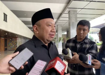 Wakil Ketua Komisi X DPR RI Lalu Hadrian Irfani mendukung wacana hibah motor listrik BGN untuk guru honorer dengan syarat tidak menimbulkan beban baru bagi penerima.