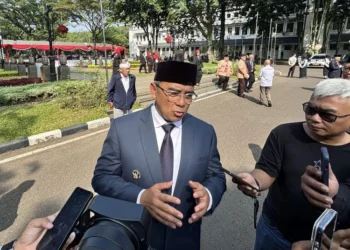 Pemkot Bandung mencari investor untuk membangun gedung parkir di kawasan wisata guna mengatasi persoalan parkir liar yang kerap muncul saat musim liburan.