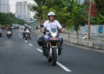 Pemkot Surabaya melakukan uji coba rekayasa satu arah di Jalan Radial Road Lontar selama dua minggu untuk mengurai kemacetan di kawasan Surabaya Barat.