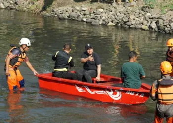Wali Kota Yogyakarta Hasto Wardoyo menguji coba perahu motor tempel di Sungai Winongo untuk persiapan patroli kebersihan sampah dan limbah berbahaya.